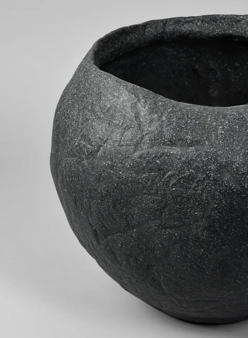 Shirak Poly-Stone Rough Black Planter